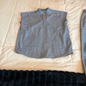 Figs Women’s Light Gray Mandarin-Collar XS Scrub top